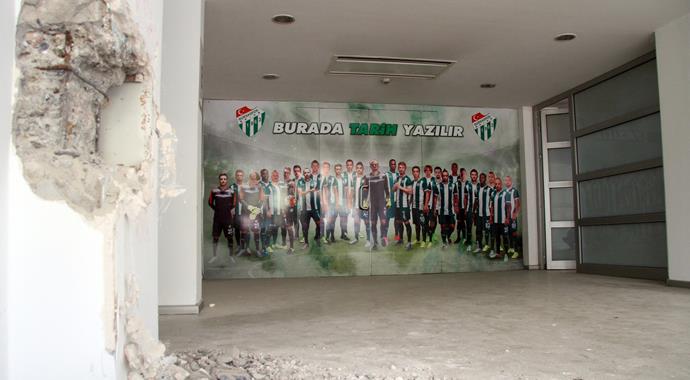 Atatürk Stadı'nda yıkım başladı